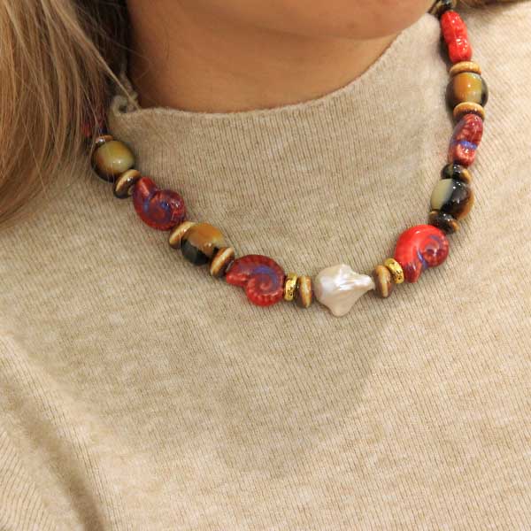 “Del Mare” Freshwater Pearl Ceramic Seashell Choker - Carmine Red