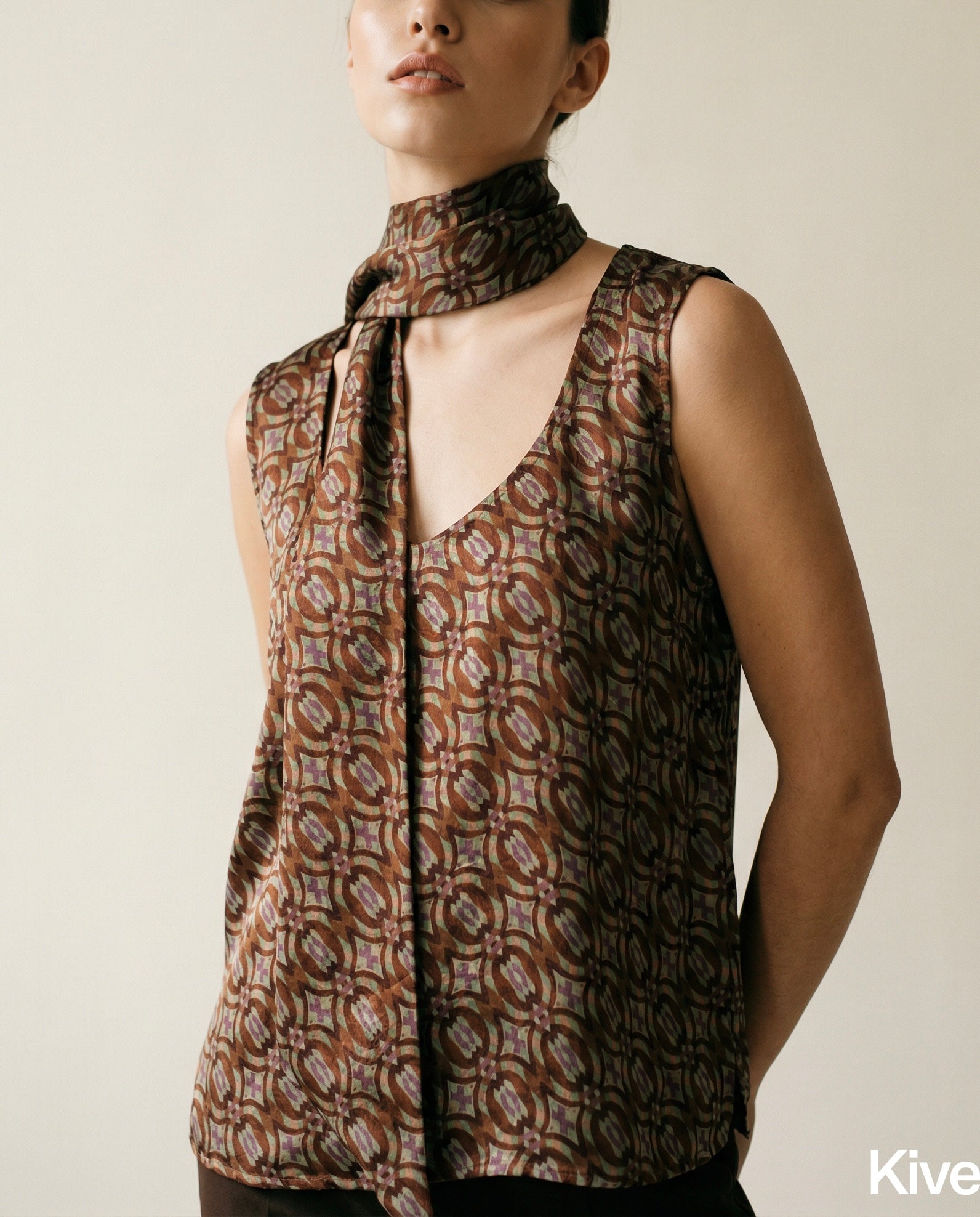 “Cadena” brown pattern Removable Collar Top