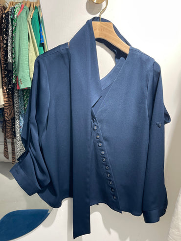 @White / Acetate buttons long sleeve blouse