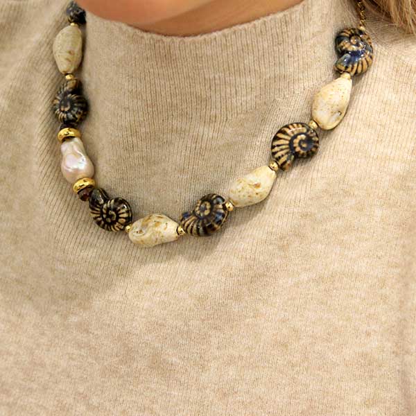 “Del Mare” Freshwater Pearl Ceramic Seashell Choker - Seashore Brown