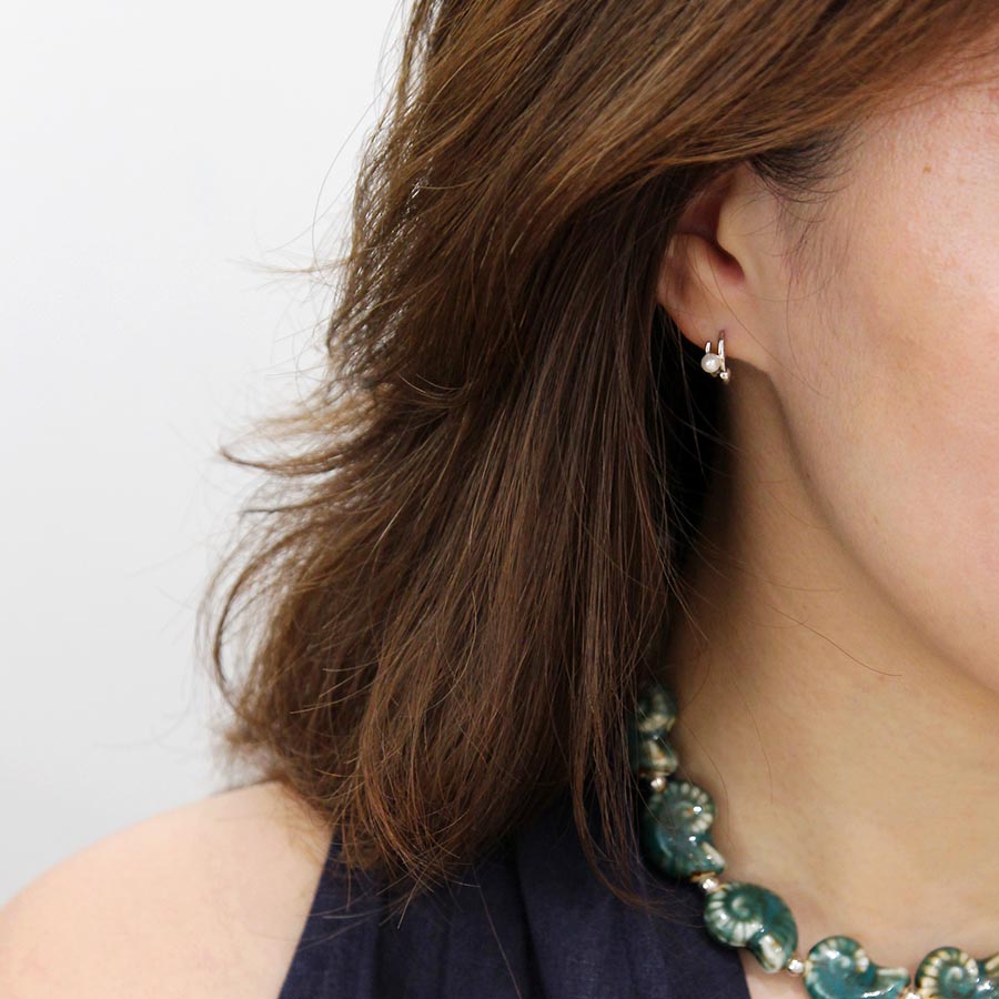 “Momi” 925 Silver Mini Pearl Huggie